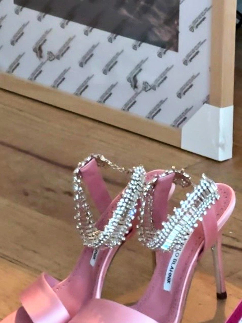 Manolo Blahnik Parinasan 105 Satin Crystal Sandals Pink Like New